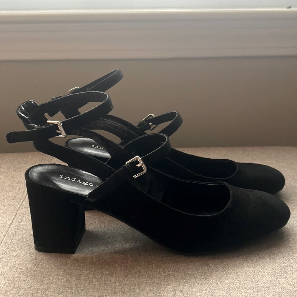 Índigo Rd. Faux Suede Black straps heels 7.5